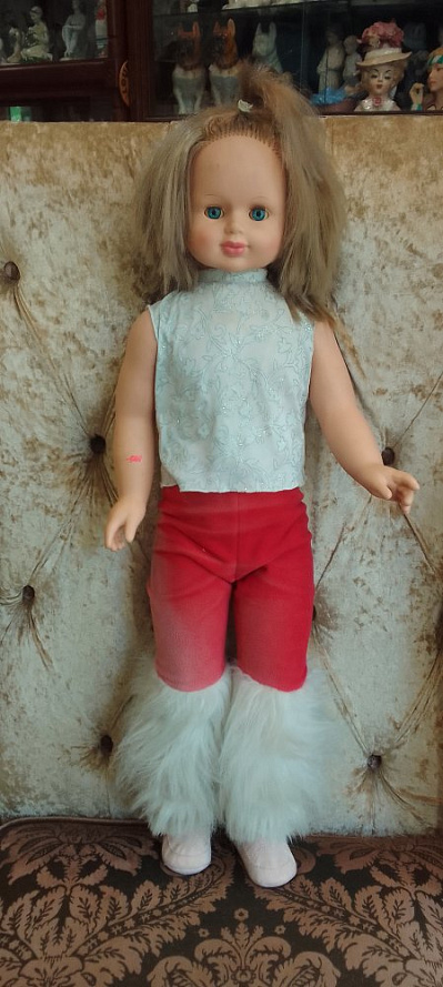 Кукла в красных штанах.