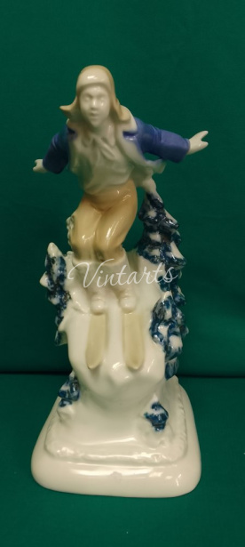 Статуэтка " Пионер-лыжник"