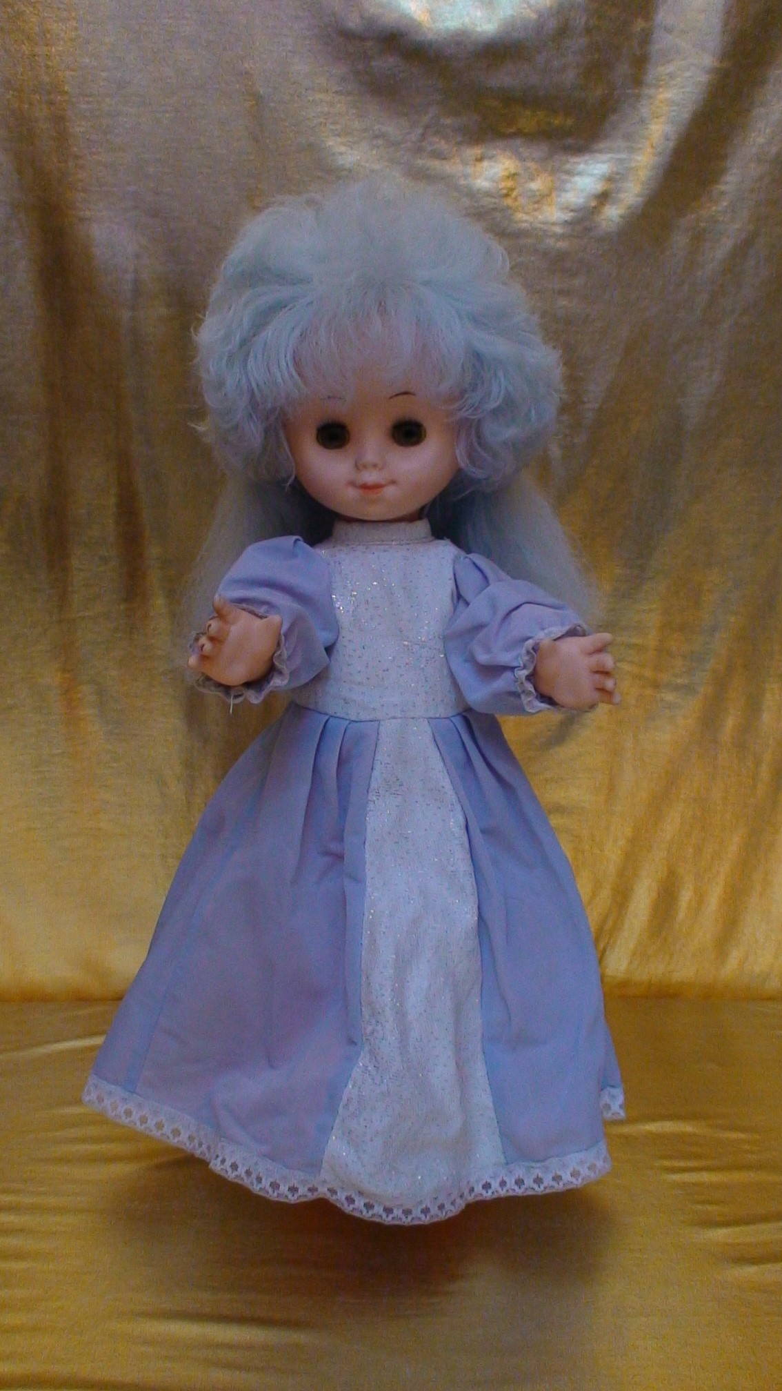 Кукла с голубыми волосами