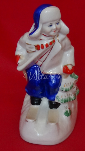 Фигурка «Мальчик на лыжах» — синие штаны