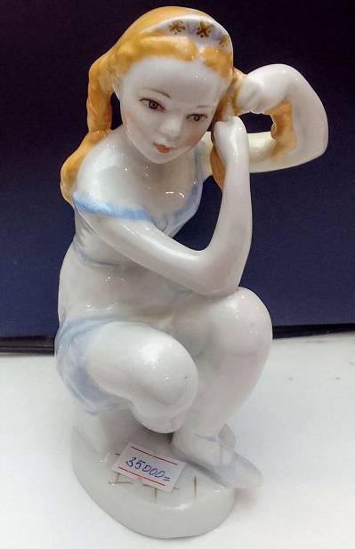 "Юная балерина заплетает косы" " перед выступлением".