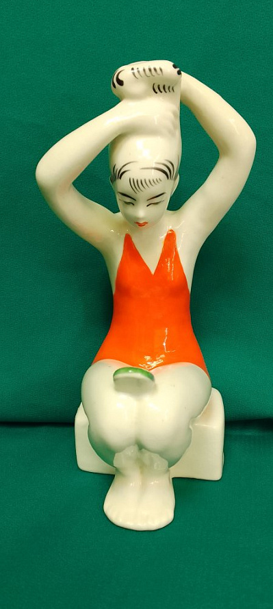 "девушка смотрит в зеркало-" модная прическа".