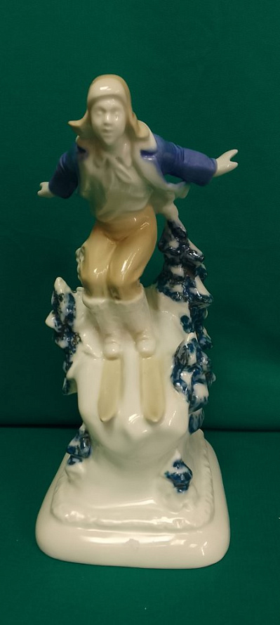 Статуэтка " Пионер-лыжник"