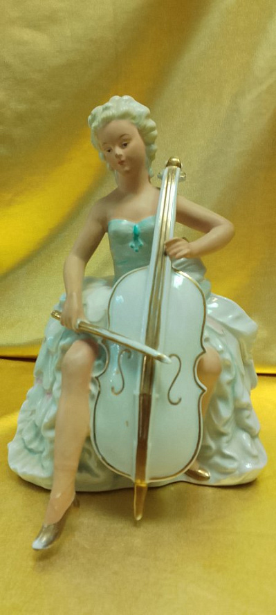 Статуэтка " Девушка с виолончелью"