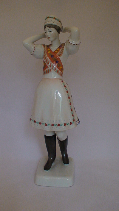 Фигурка «Девушка в национальном костюме, завязывает головной убор»